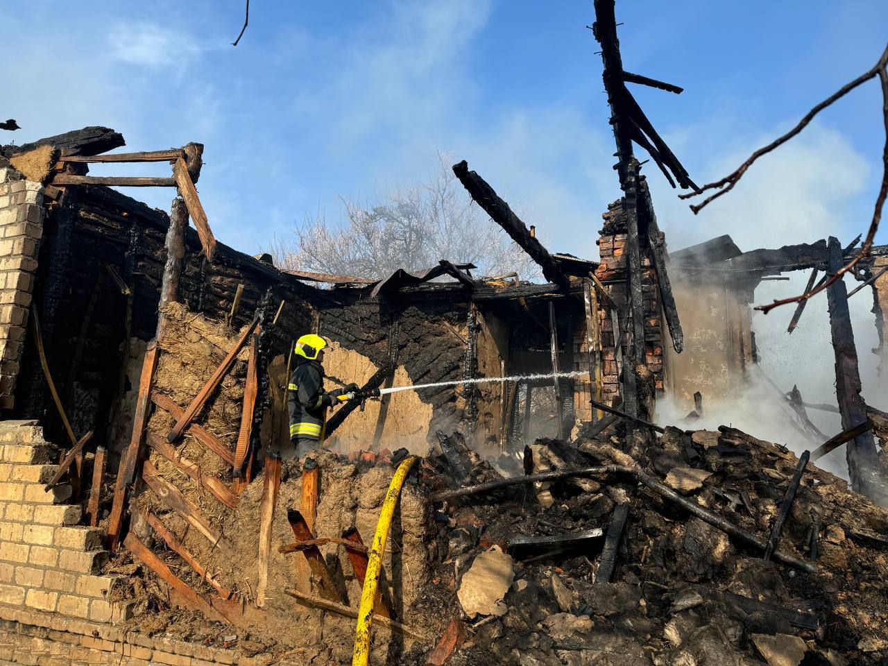 Рятувальник ліквідовує пожежу 