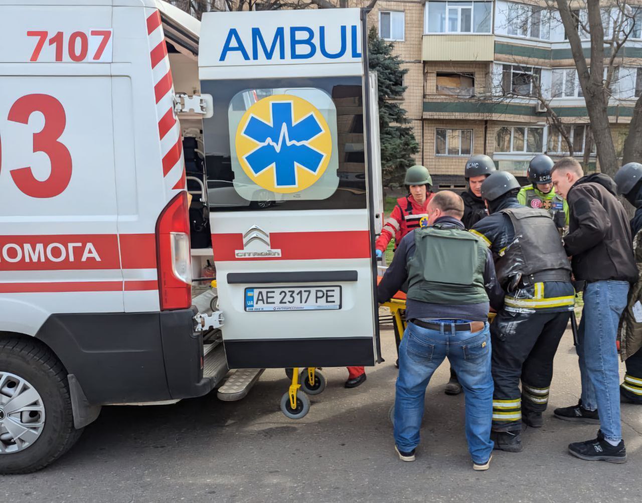 Постраждалого через ворожу атаку забирають на швидкій