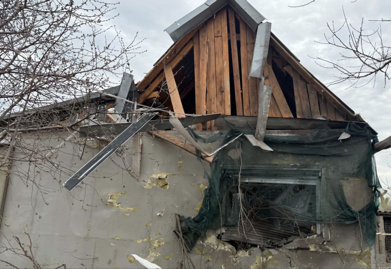 У приватному будинку на Нікопольщині понівечені дах та вікно