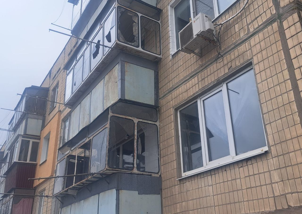 Посипалося віконне скло у п'ятиповерхівці Нікополя