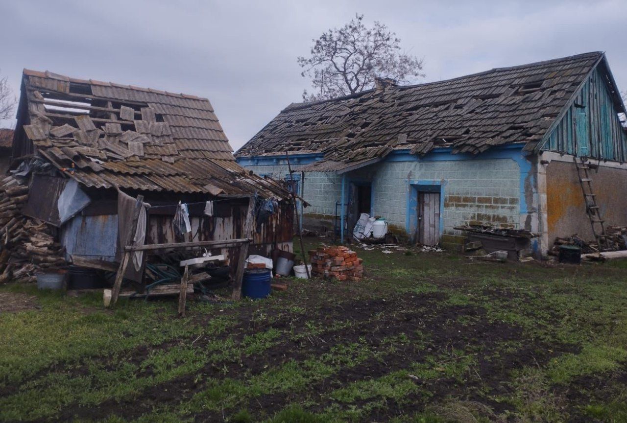 Зруйновані покрівлі у будівлях на приватному подвір'ї Синельниківщини 
