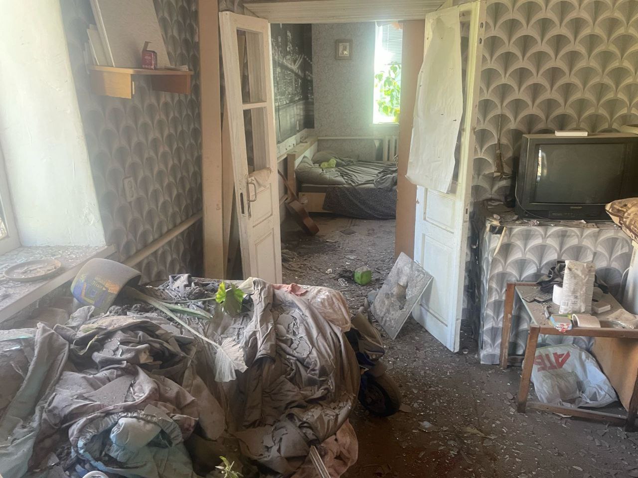 У кімнатах пошкодженого приватного будинку - уламки скла та перевернуті речі