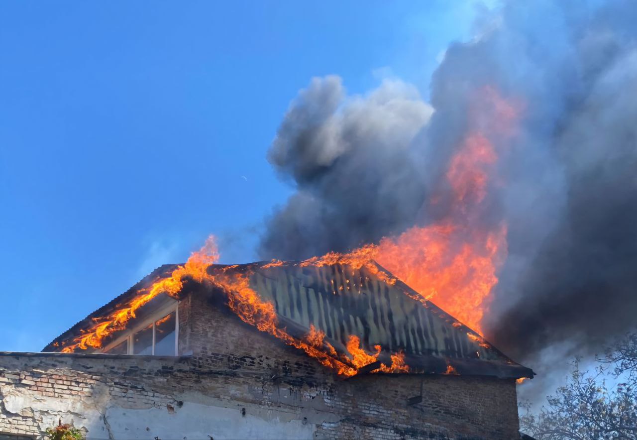У будівлі горить дах