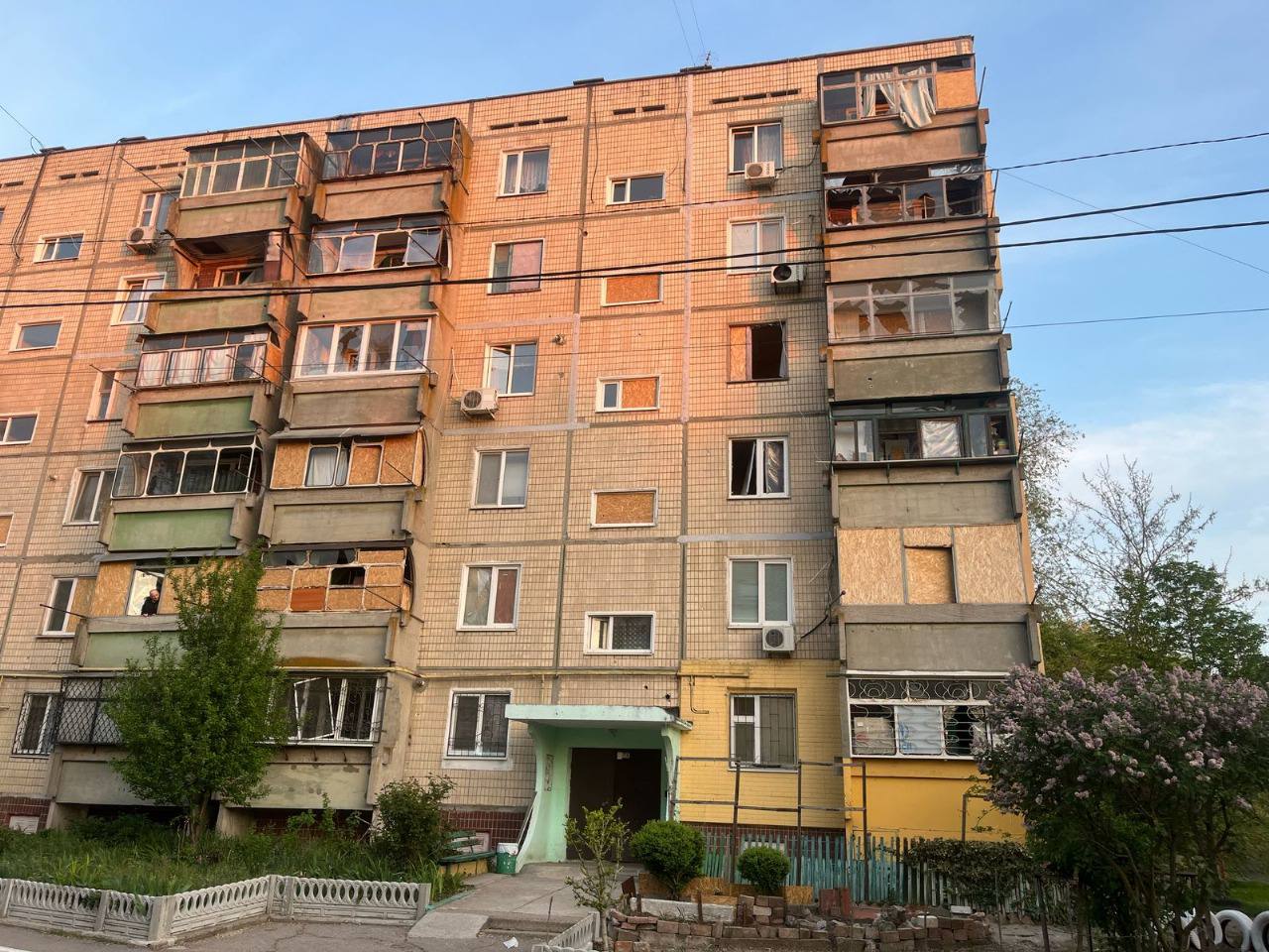 Вибуховою хвилею у багатоповерхівці вибило шибки