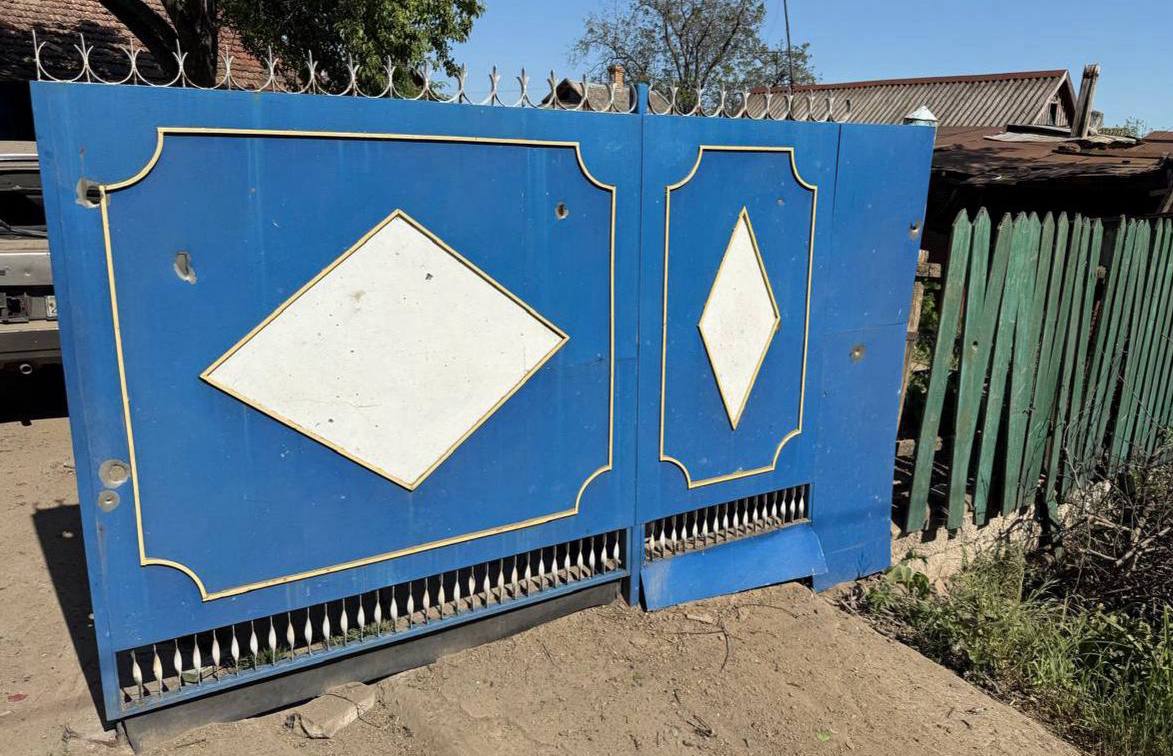 Побиті уламками ворота 