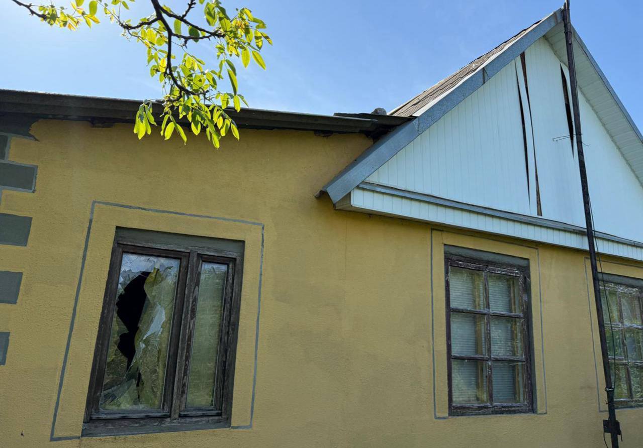 Потрощена вибуховою хвилею шибка 