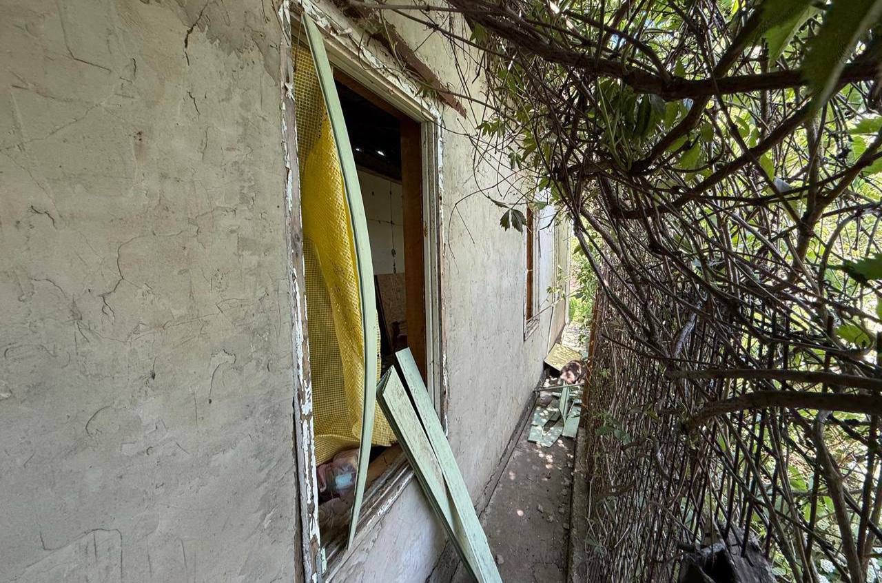 У приватному будинку вилетіло вікно