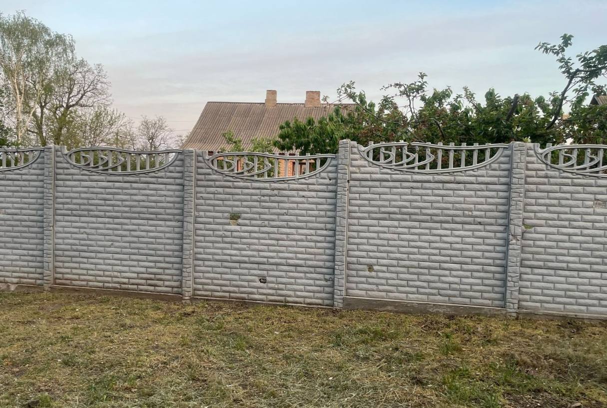  Понівечений паркан