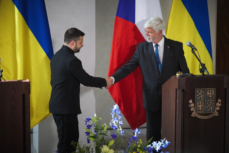 Володимир Зеленський вітається з президентом Чехії Петром Павелом