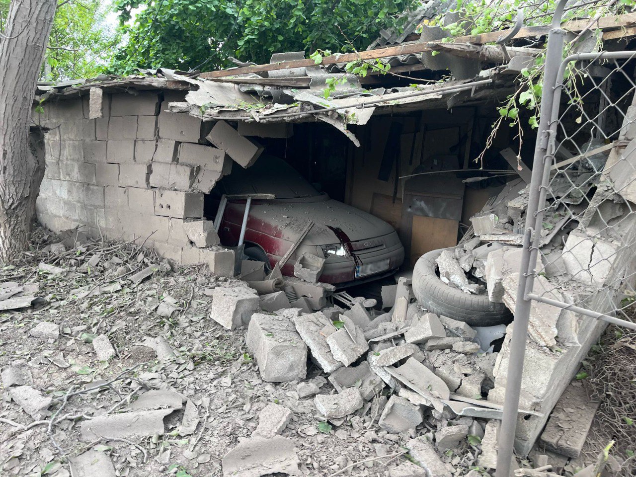 У гаражі, в якому знаходиться легковик, проломлена стіна