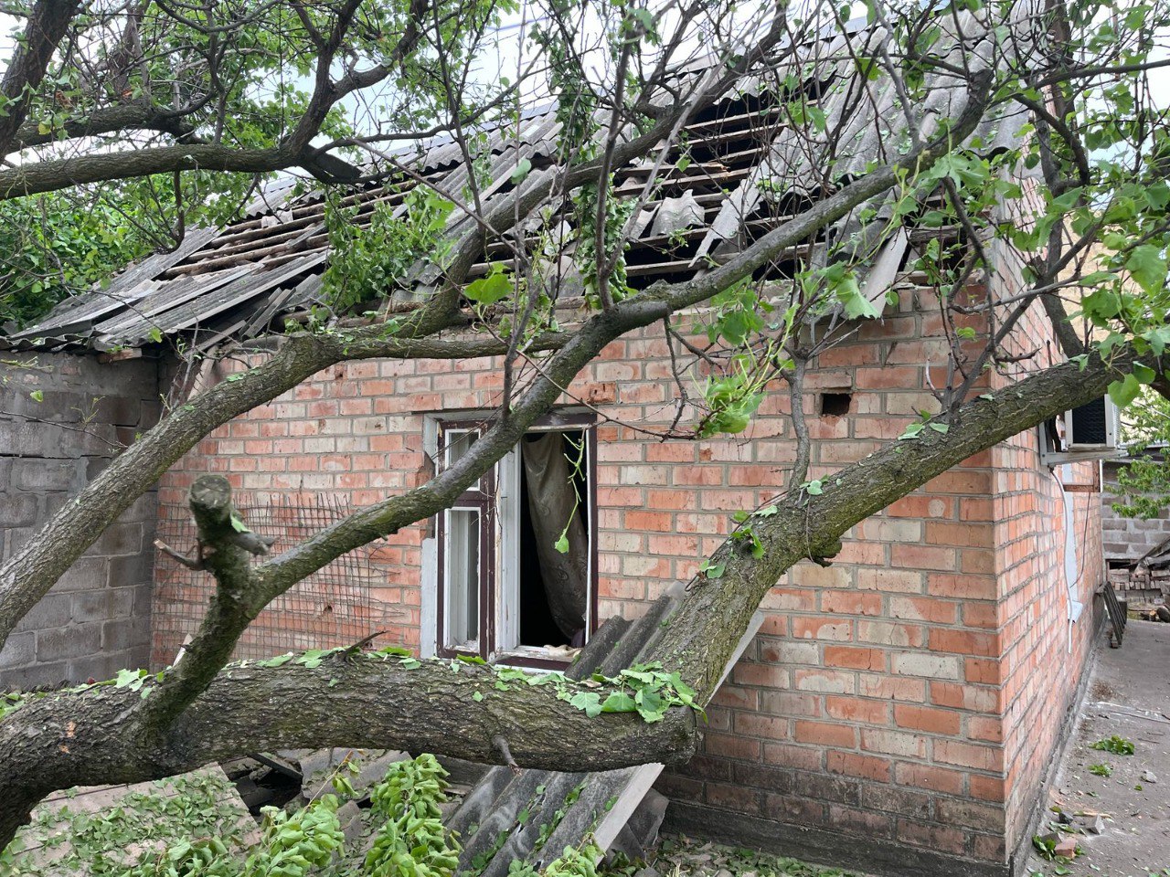 У хаті побиті вікно і шифер на даху