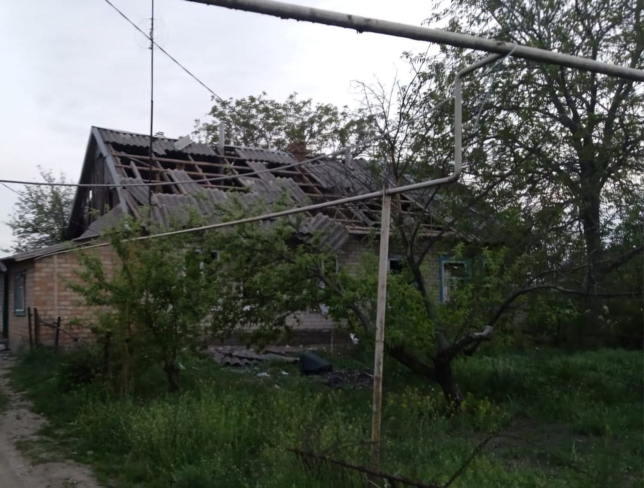 На даху хати побитий шифер