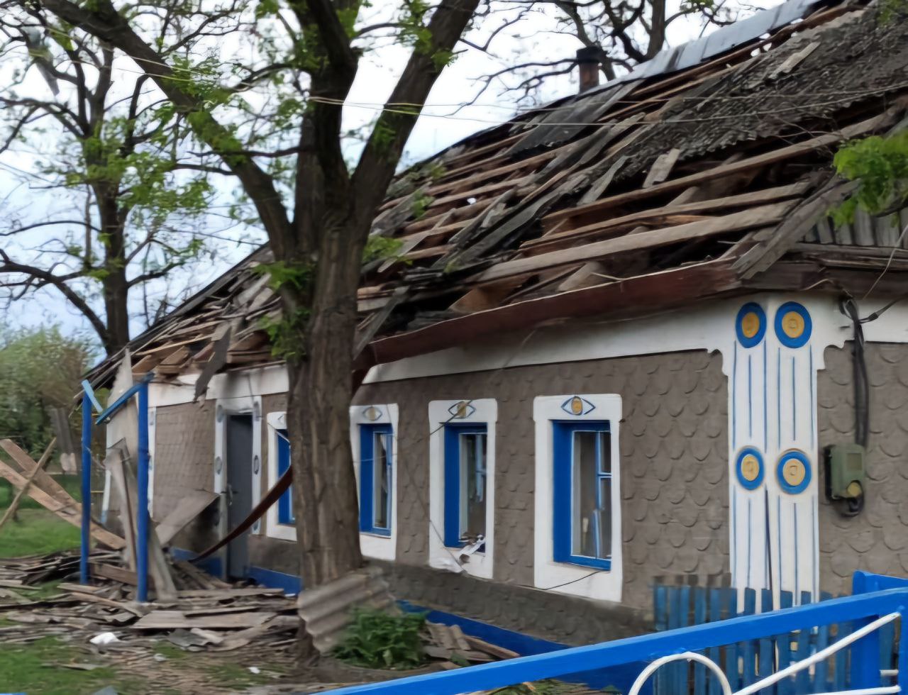 На даху хати не залишилося шиферу 