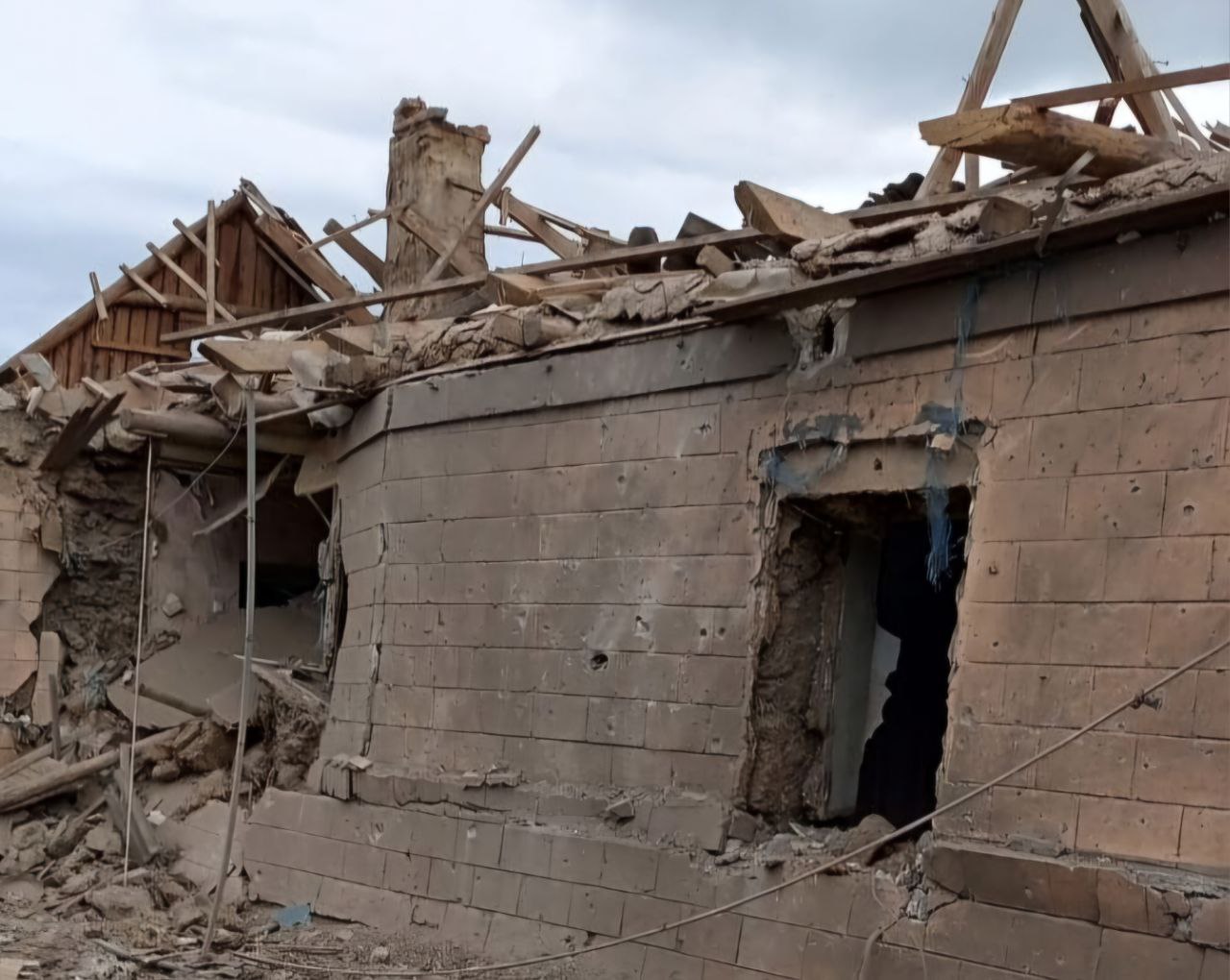 У приватній оселі проломлена стіна та зруйнований дах