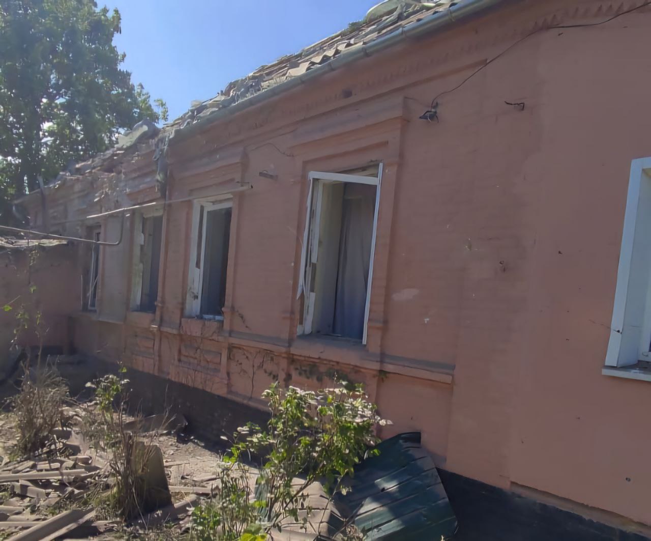У хаті понівечені вікна і дах