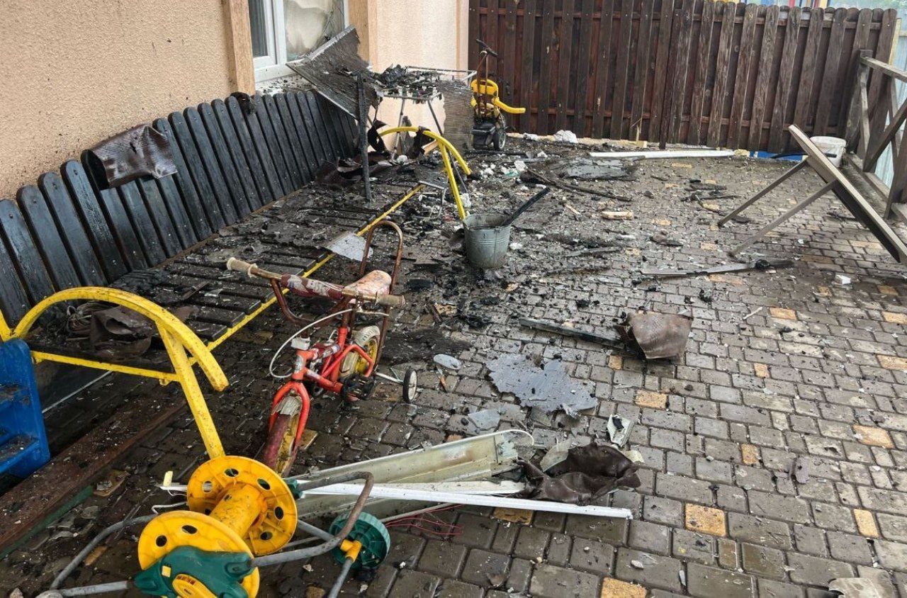 Руїни на подвір'ї після атаки