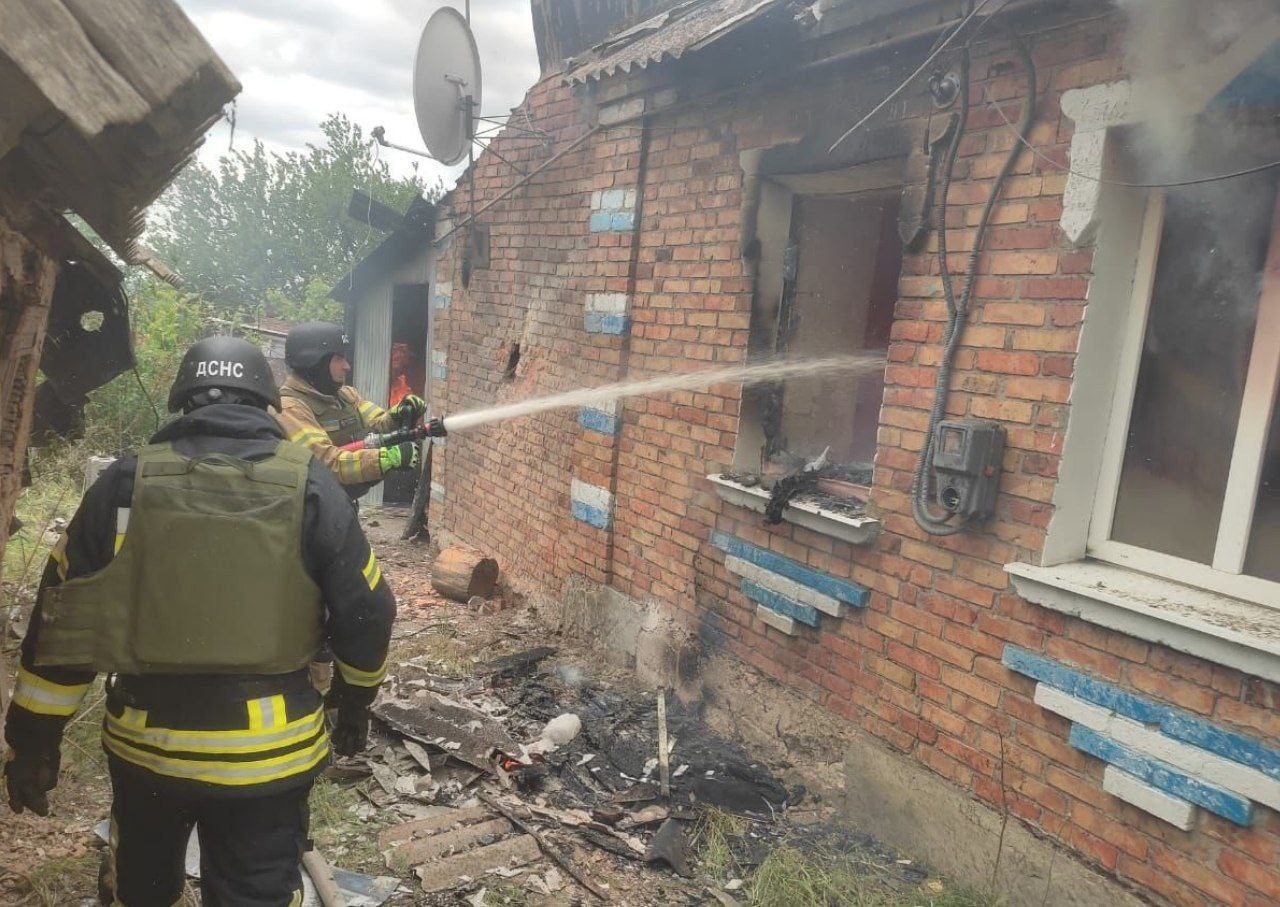 Надзвичайники приборкують пожежу в оселі місцевих 