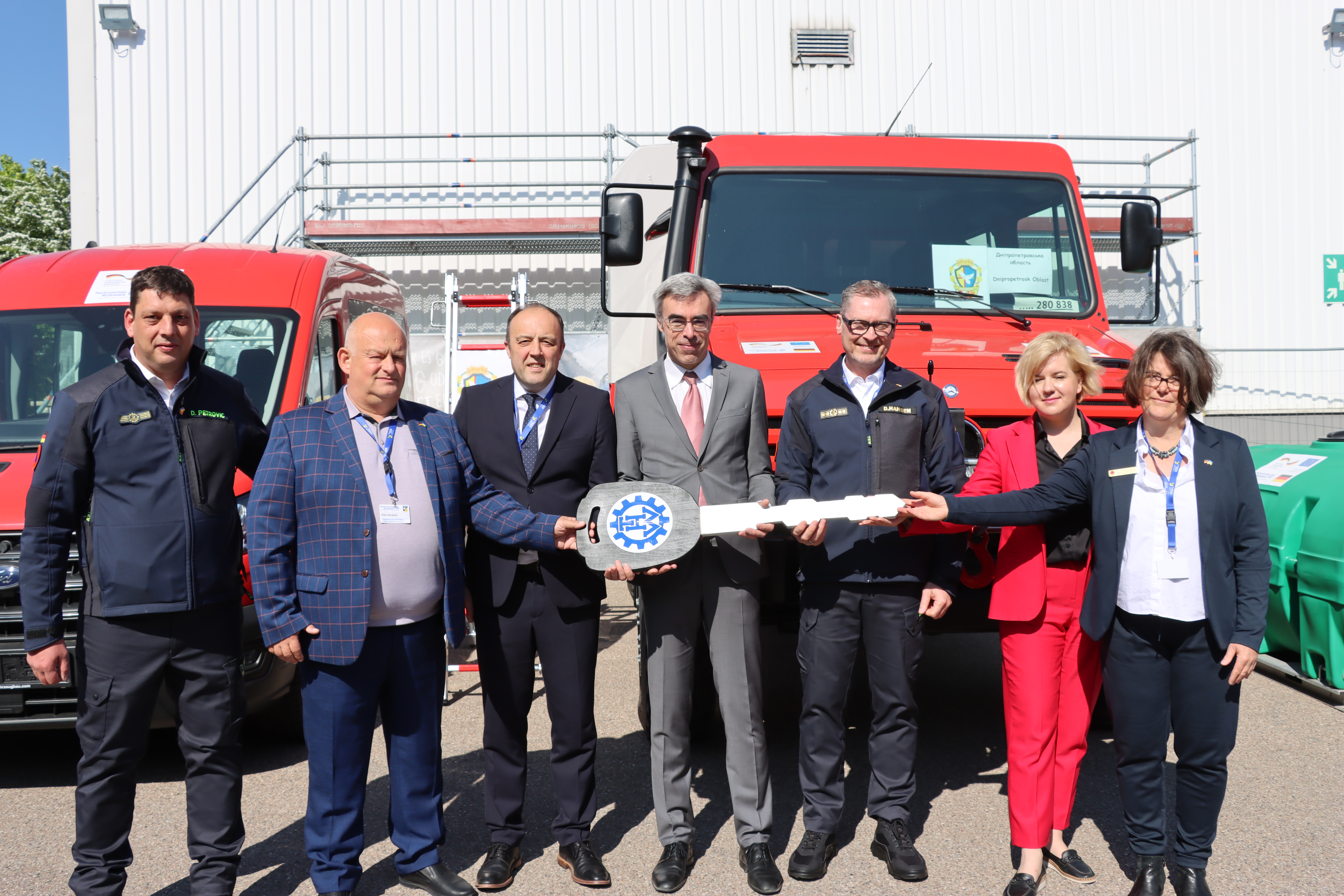 Урочисте вручення автівок