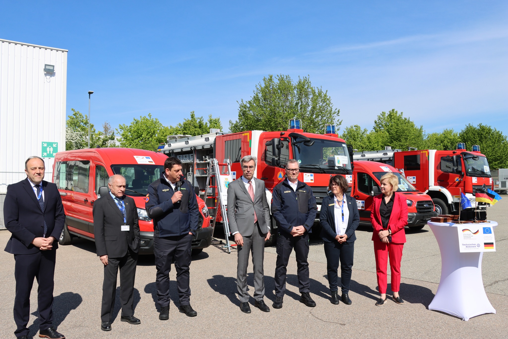 Іноземні партнери під час передачі гуманітарної допомоги Дніпропетровщині