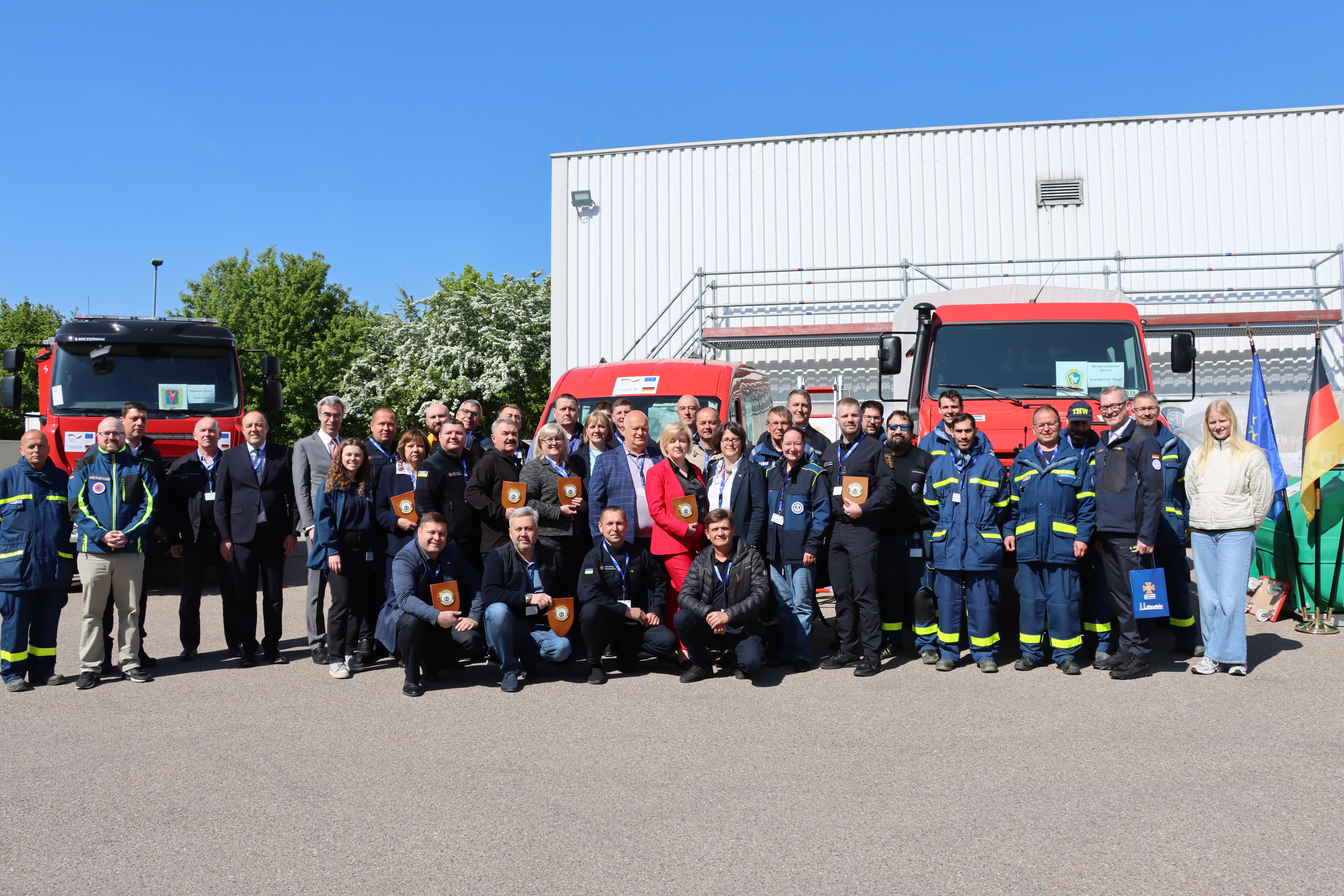 Загальне фото учасників урочистої передачі допомоги 