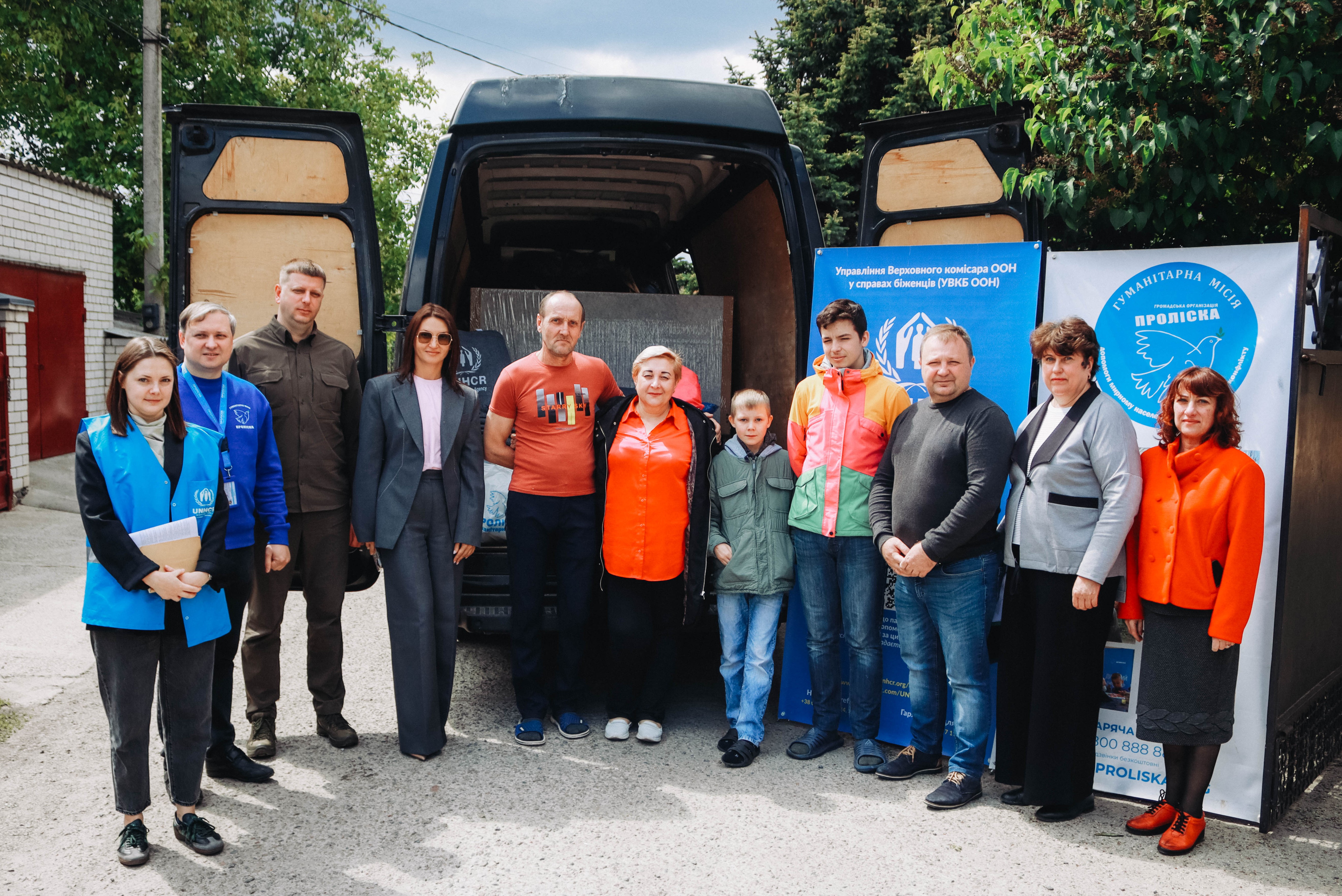 Загальне фото представників обласної та районної влади і дитячого будинку сімейного типу