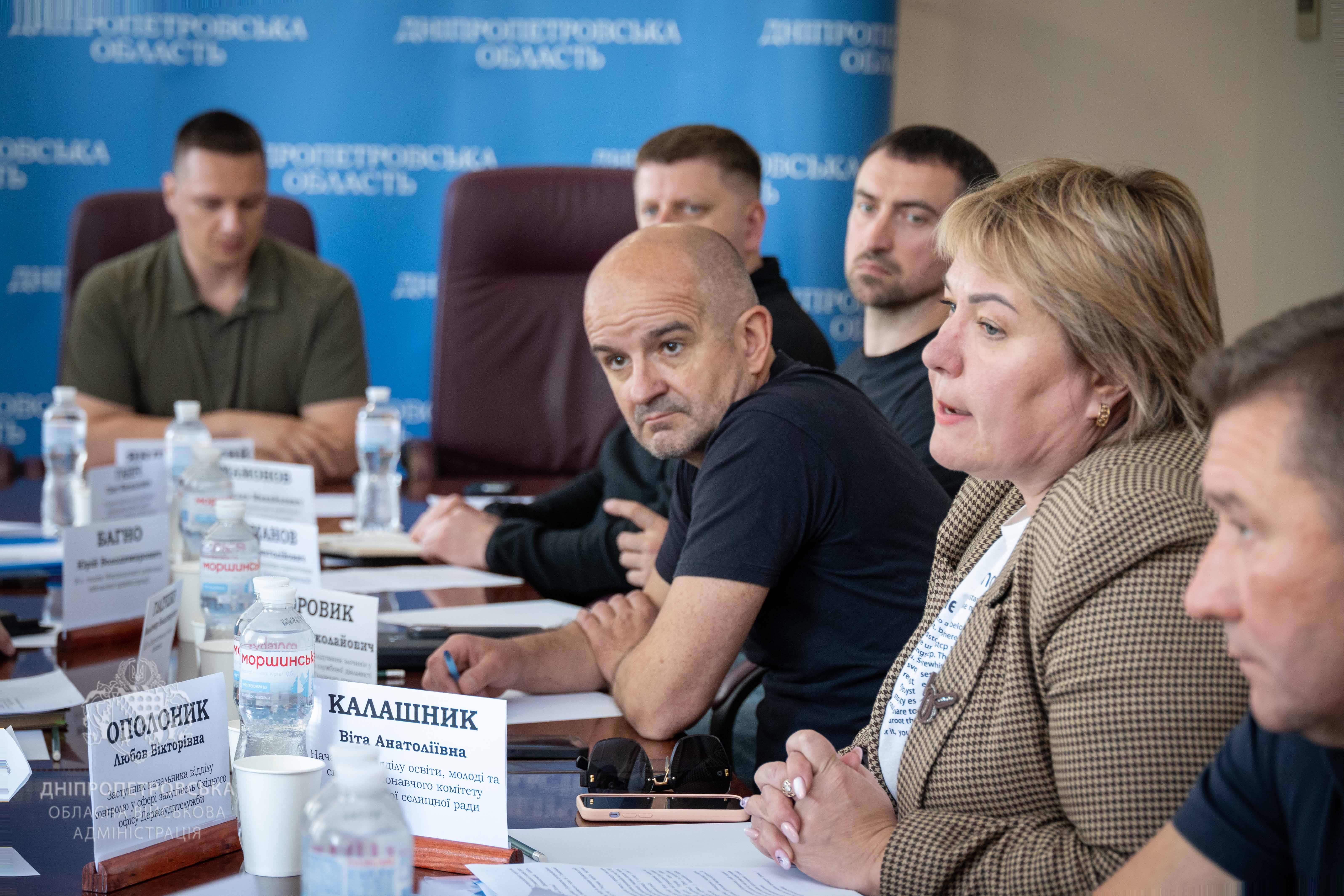 Учасники засідання слухають спікера
