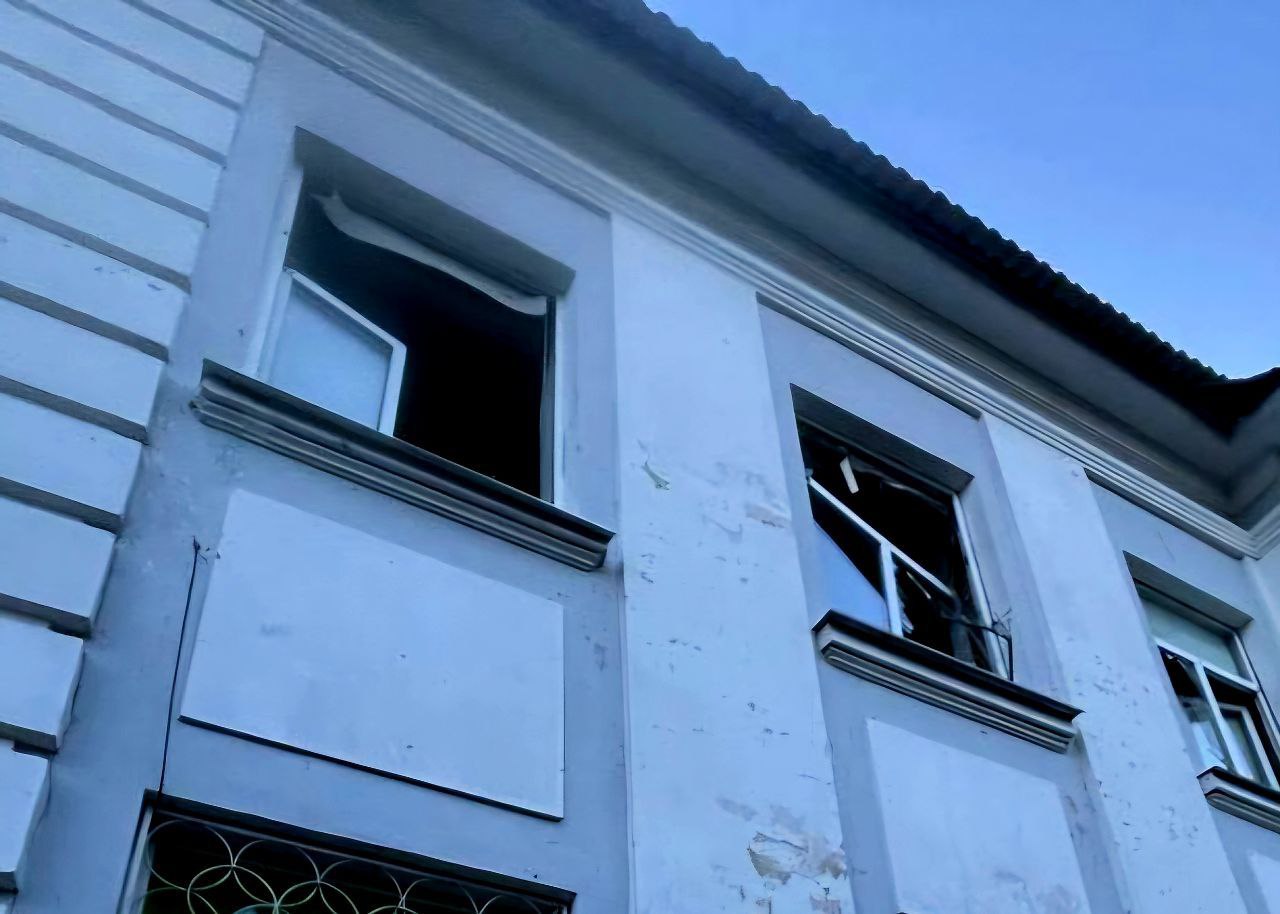 У будівлі вибиті вікна