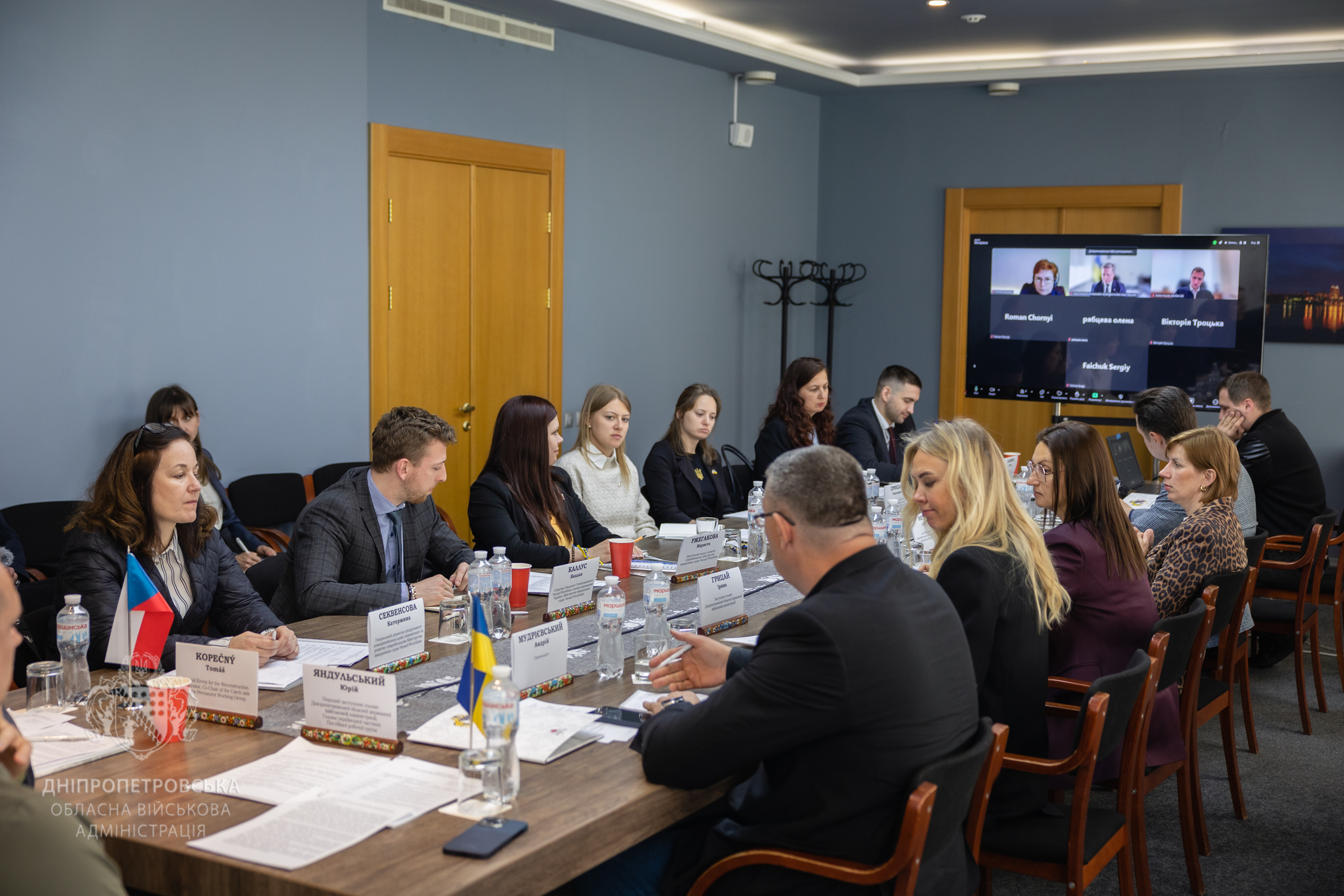 Учасники Постійної робочої групи у сфері відбудови області за роботою