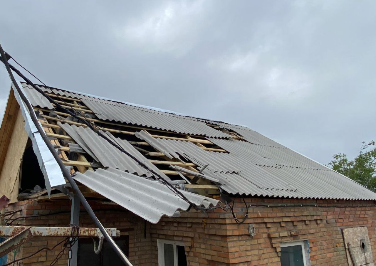 Потрощений дах в приватній оселі