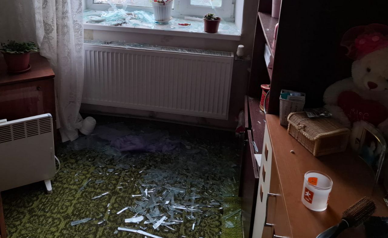 Кімната всипана склам з розбитого вікна