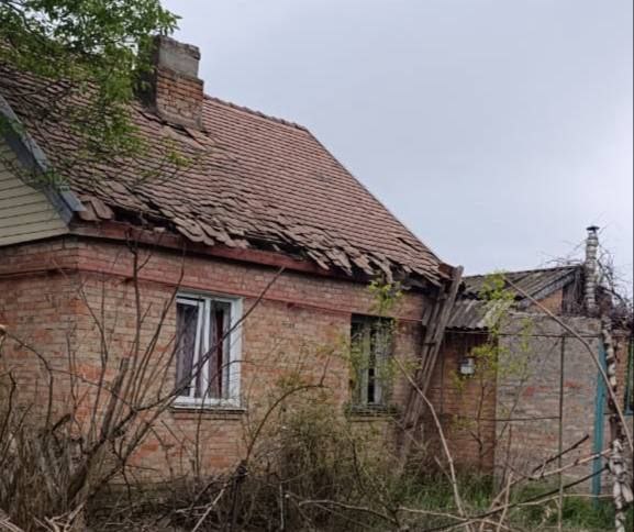 Понівечена покрівля будинку