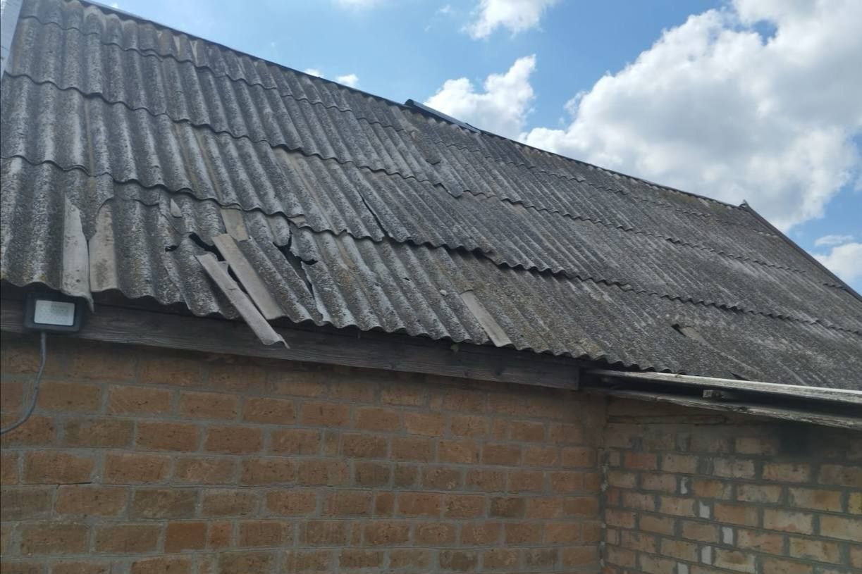 Побитий шифер на даху