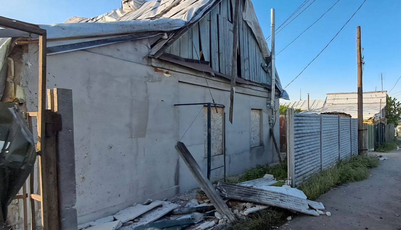 Біля хати потрощений паркан