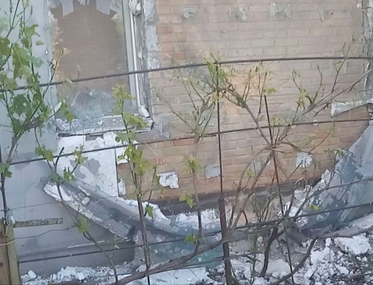 У приватному будинку побите вікно