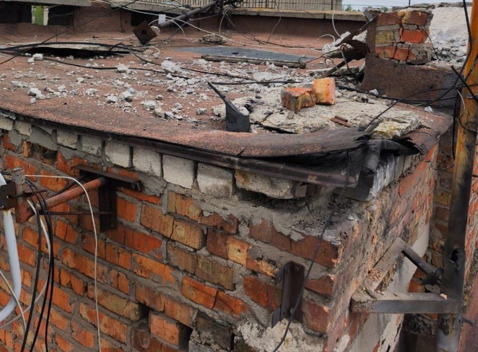 У райцентрі через атаку понівечений дах дев'ятиповерхівки 