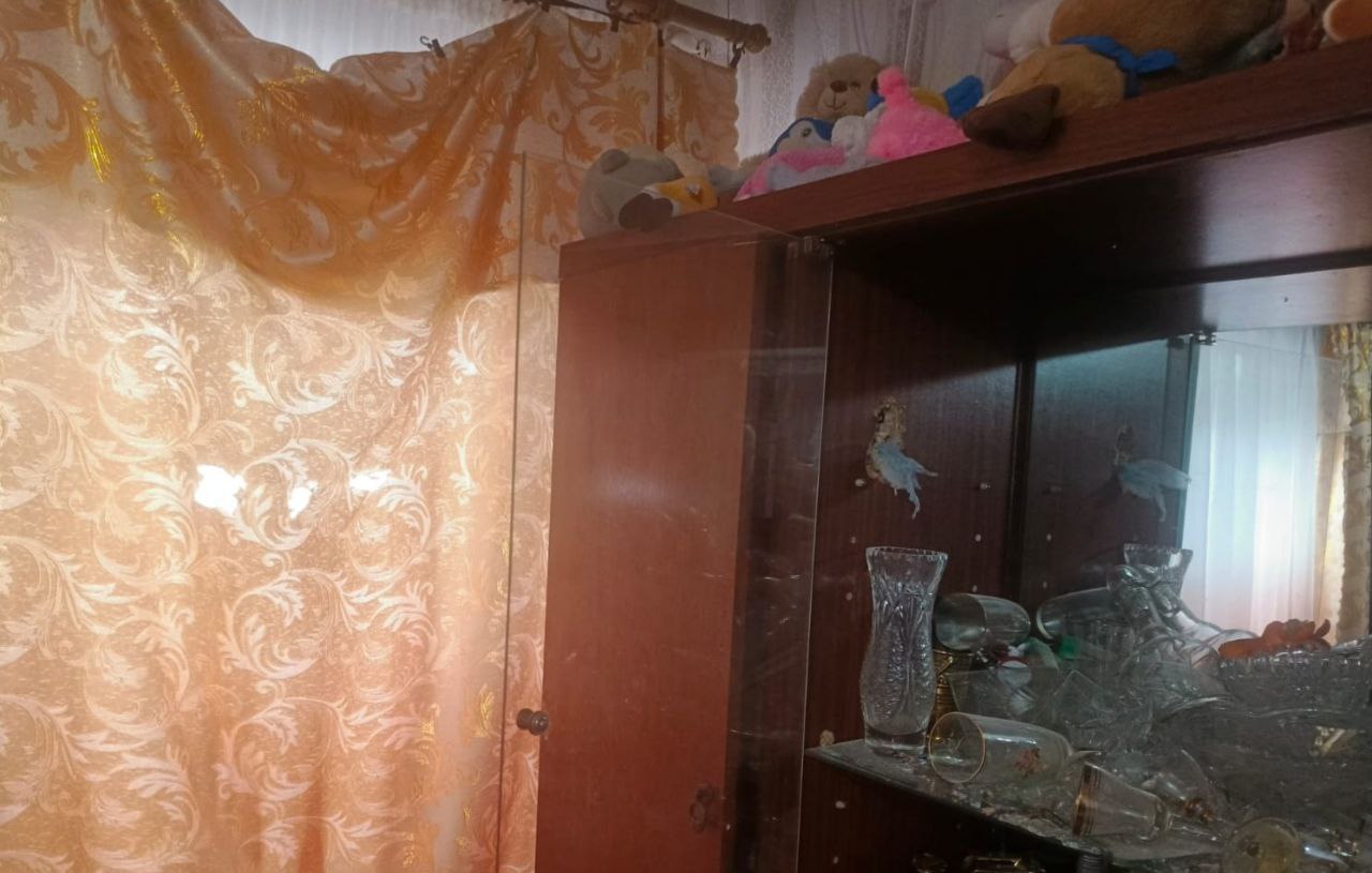 У шафі потрощений посуд