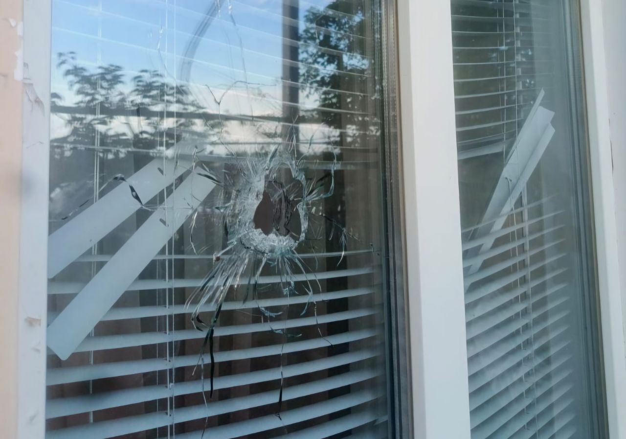 Вікно розбите уламком