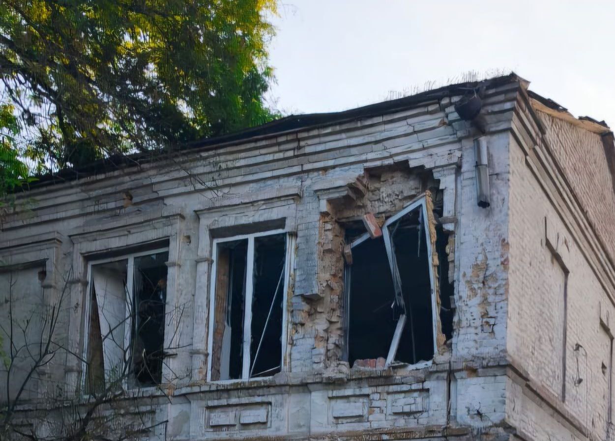 У будівлі вивернуло віконні раму