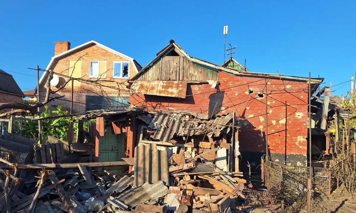 Потрощене внаслідок ворожого обстрілу подвір’я на Нікопольщині