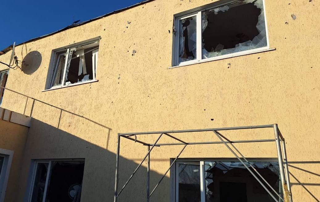 Будівля з вибитими через обстріл шибками