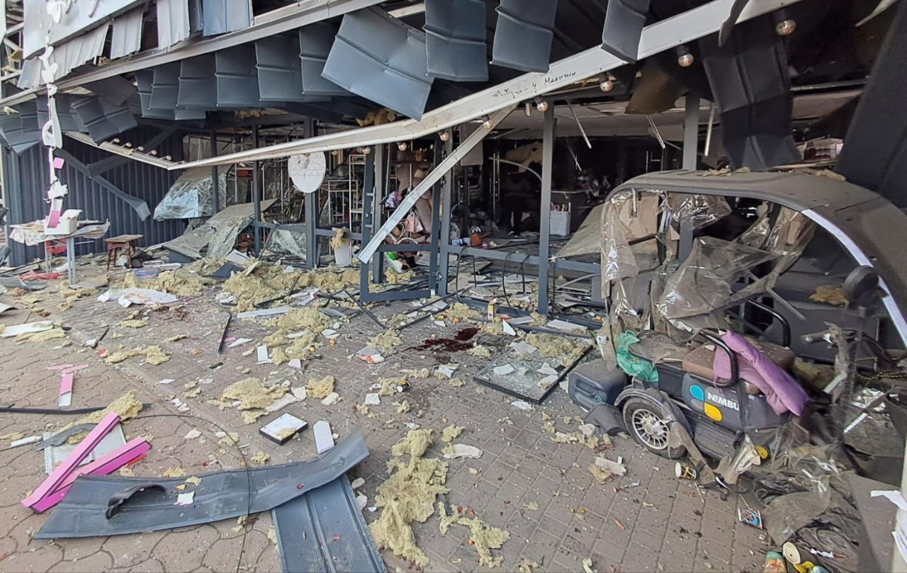 Пошкоджений торгівельний павільйон. 