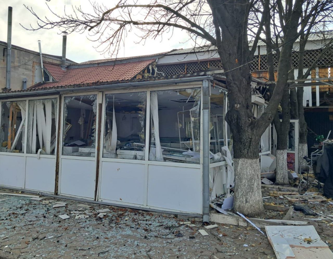 Магазини без вікон і дахів.