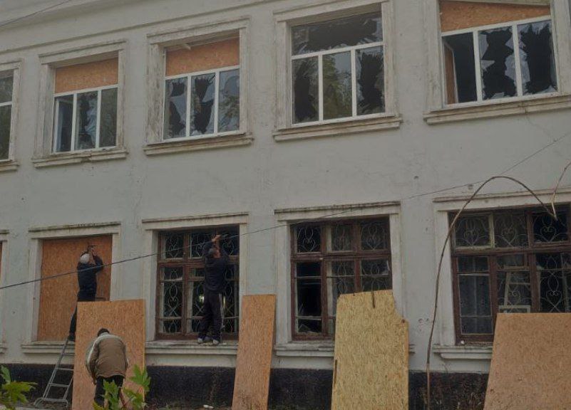 Понівечена на Нікопольщині гімназія. Внаслідок атаки посипалося віконне скло.