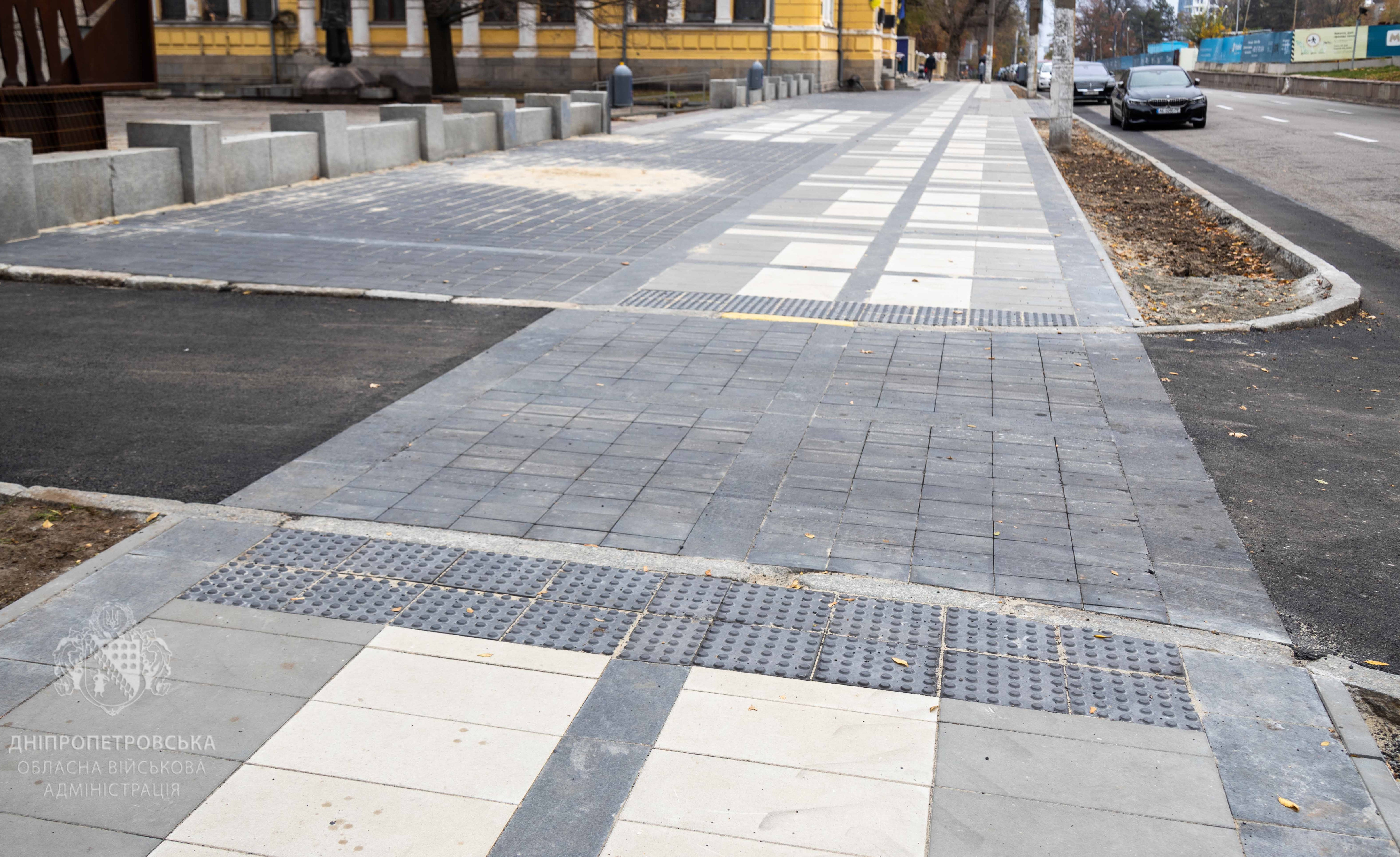 Тротуар, облаштований за принципами безбар’єрності