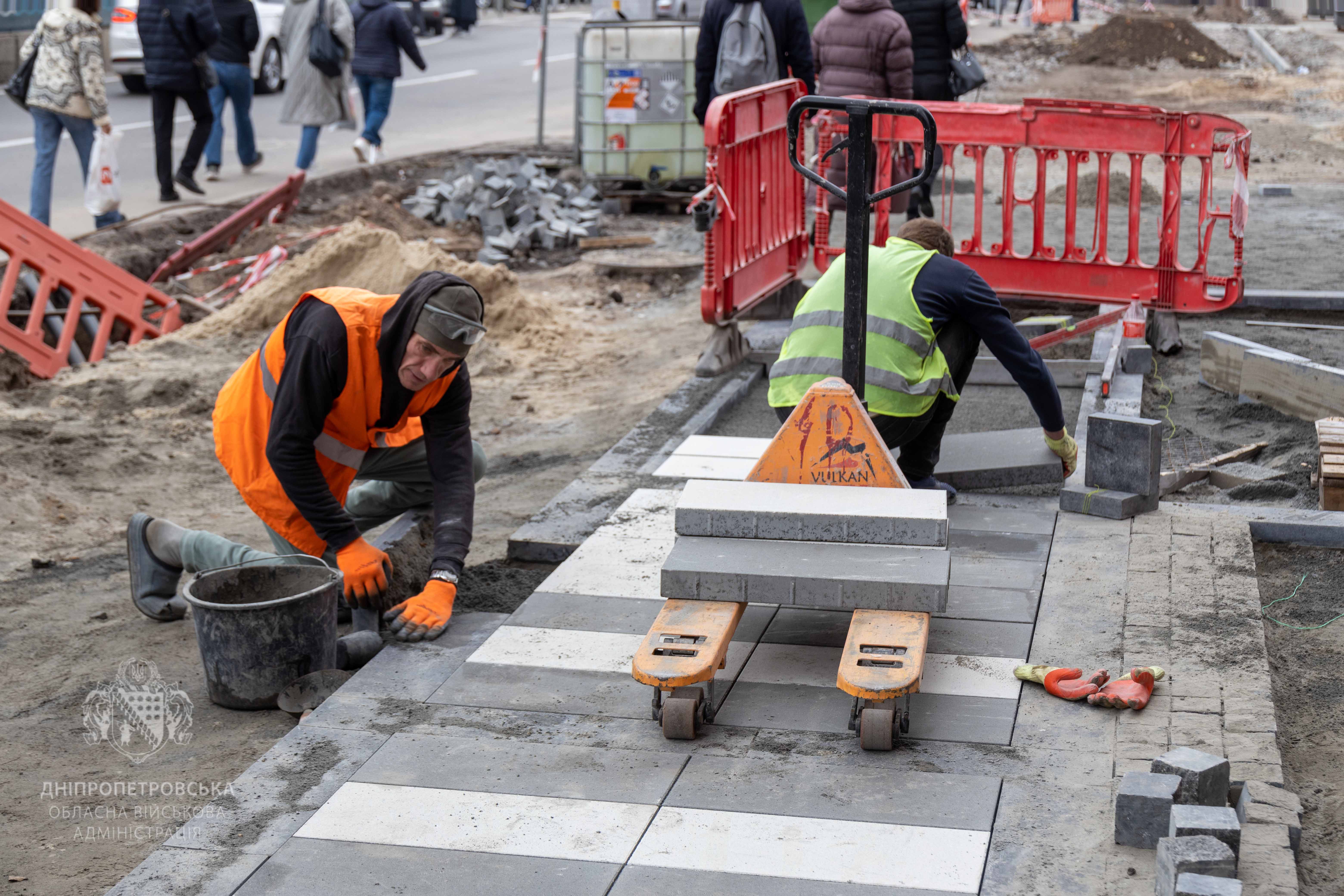 На одній з ділянок ведуться роботи з облаштування тротуарів 