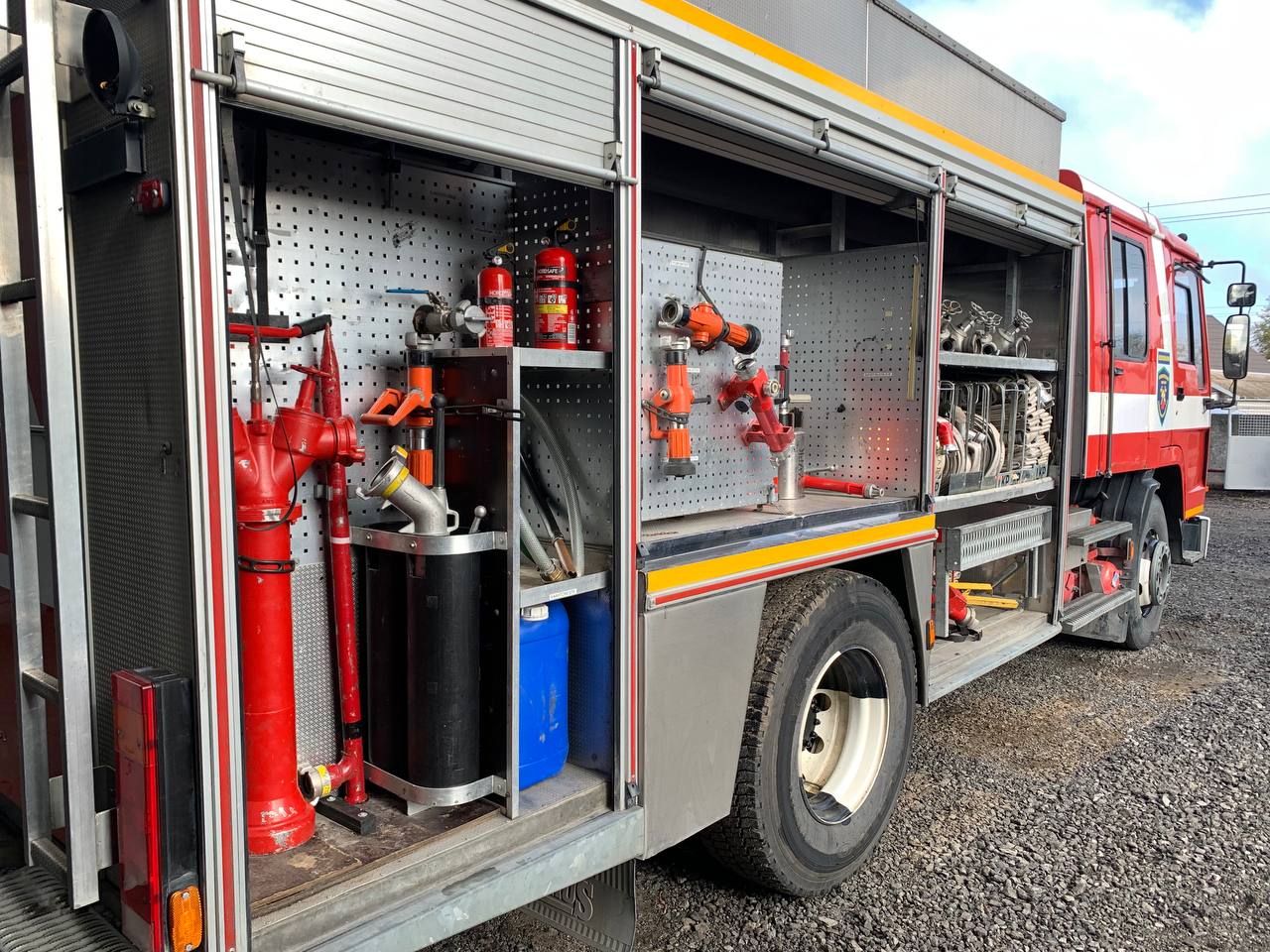  Пожежний автомобіль, яким оснащений рятувальники 