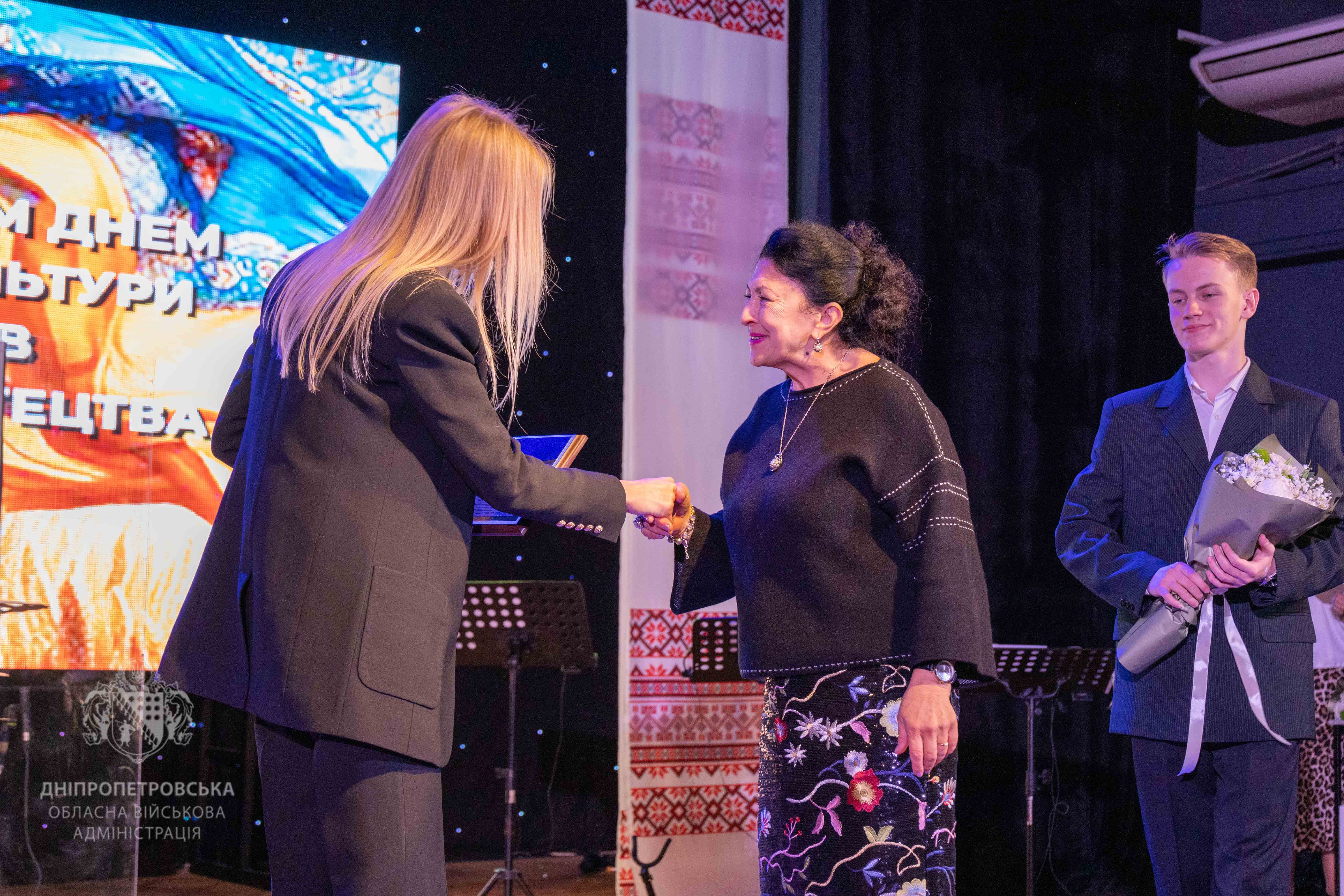 Заступник начальника Дніпропетровської ОВА Ірина Грицай вручила відзнаки до професійного свята діячам культури 