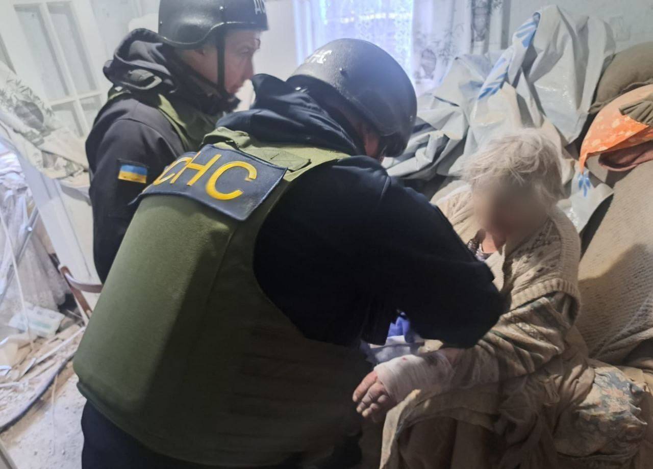 Надзвичайники допомагають постраждалій жінці