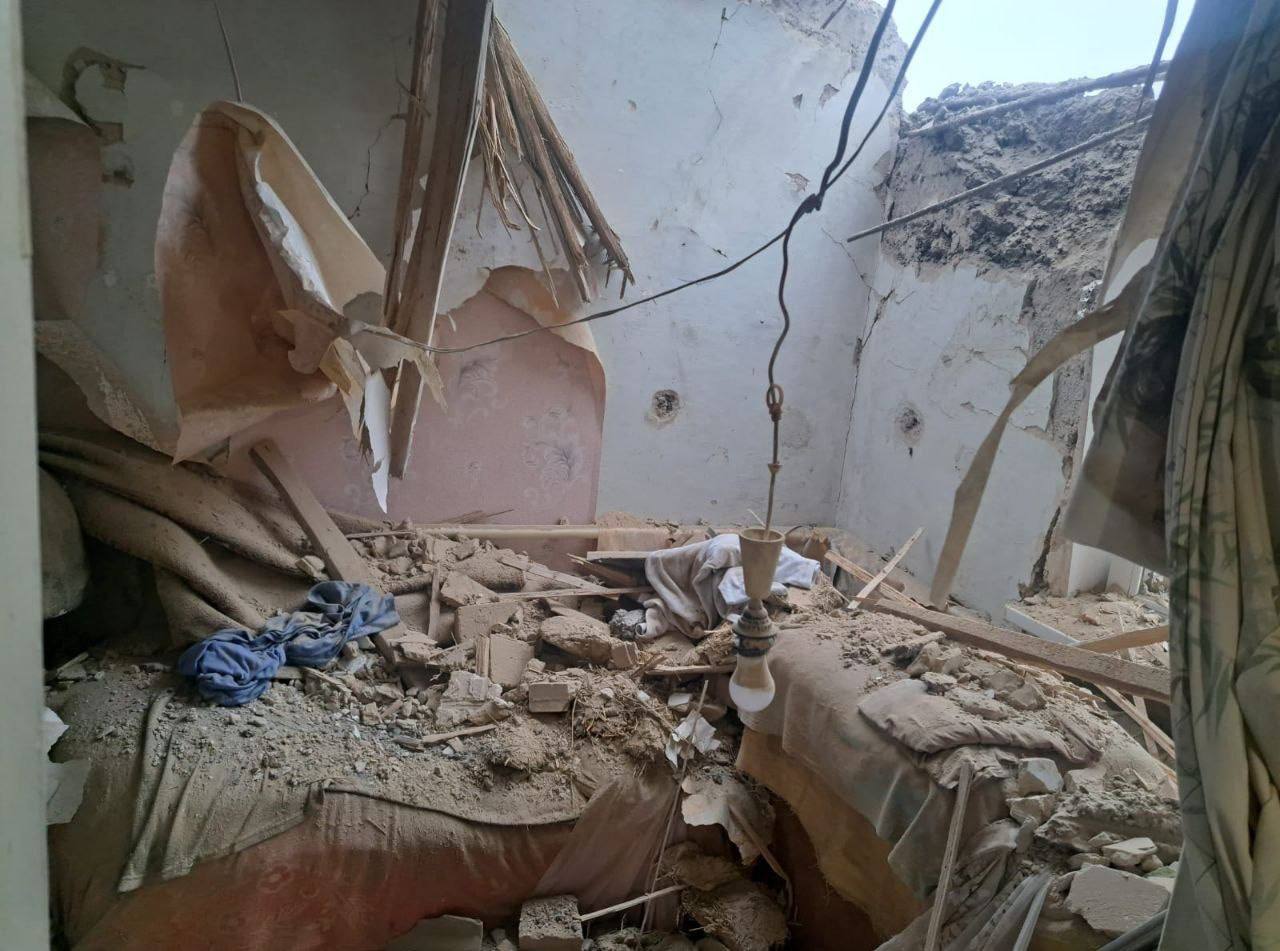 Одна з кімнат в оселі – суцільні руїни