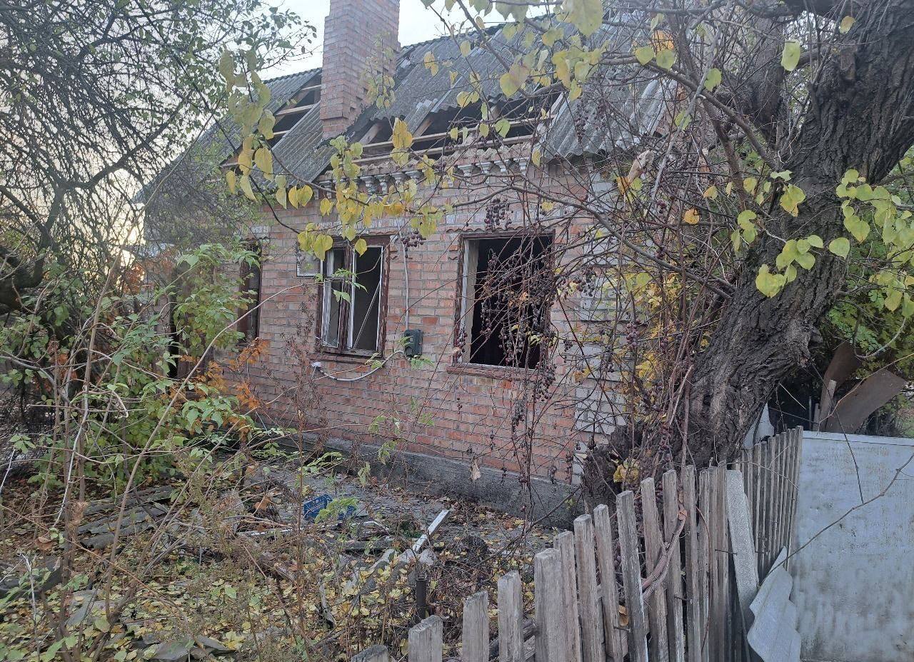 У дому понівечені вікна та покрівля